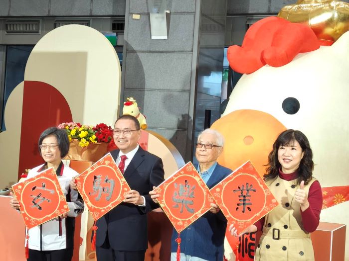 《圖說》侯友宜與與百歲人瑞及秘書處長祝惠美〈左一〉、經發局長盛筱蓉〈右一〉書寫「安駒樂業」四字。〈記者葉柏成攝〉