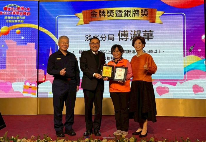 《圖說》侯友宜市長、警察局長方仰寧、志工大隊長蔡月美與獲獎志工合影。〈警察局提供〉