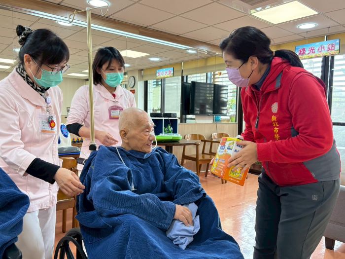 《圖說》吳曉慧總幹事(右一)至員山榮院探視榮民劉伯伯(右二)，祝福其新春愉快。〈新北榮服處提供〉