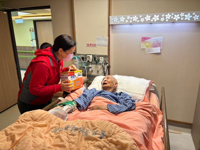 《圖說》吳曉慧總幹事(左)至蘇澳榮院慰問榮民陳伯伯(右)，並致贈營養保健品。〈新北榮服處提供〉
