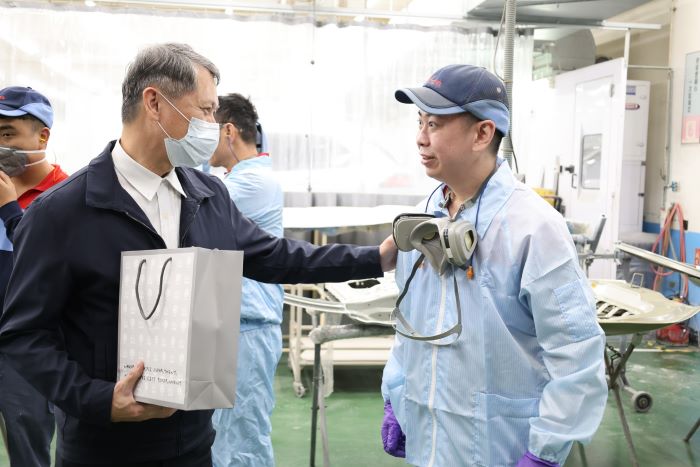 鎖定高風險產業 新北勞工局春安勞檢今上路 4 《圖說》新北勞工局長陳瑞嘉今日率隊前往國都汽車新莊廠,贈送慰問品給辛苦的勞工。〈勞工局提供〉