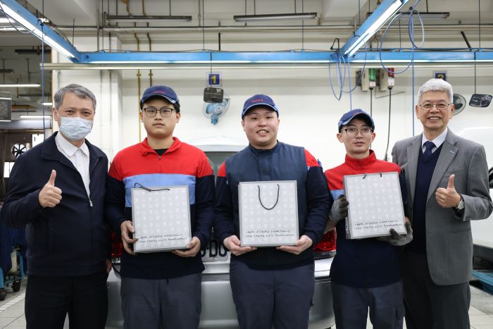 鎖定高風險產業 新北勞工局春安勞檢今上路 5 《圖說》勞工局長陳瑞嘉與國都汽車新莊廠員工合影。〈勞工局提供〉