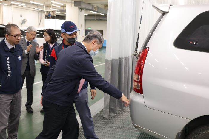 鎖定高風險產業 新北勞工局春安勞檢今上路 6 《圖說》陳瑞嘉局長在副總經理陳浩立的陪同下,瞭解汽車修護整體作業SOP,也關懷勞工使用防護用具情形,左一為新北市勞檢處長林澤州。〈勞工局提供〉