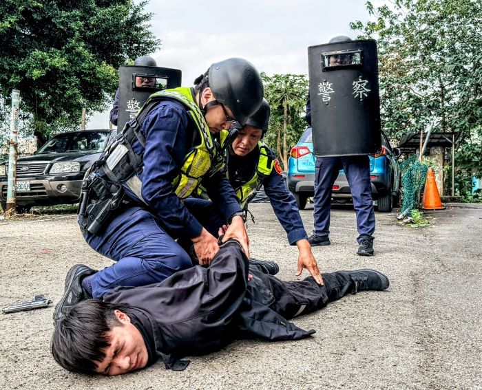 永和警科技攔截圍捕演練 展現勤訓精練成果 4 《圖說》永和警局「攔截圍捕演練」對拒捕歹徒實施制伏措施,展現平時勤訓精練成果。〈永和分局提供〉