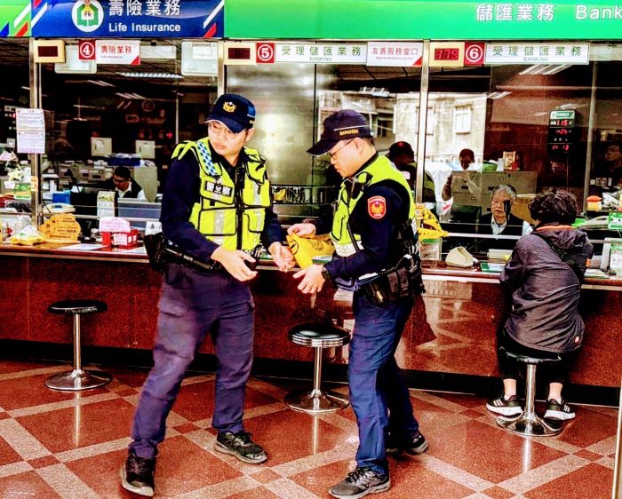 永和警科技攔截圍捕演練 展現勤訓精練成果 5 《圖說》永和警局「攔截圍捕演練」模擬歹徒持械搶劫郵局後逃逸情境。〈永和分局提供〉