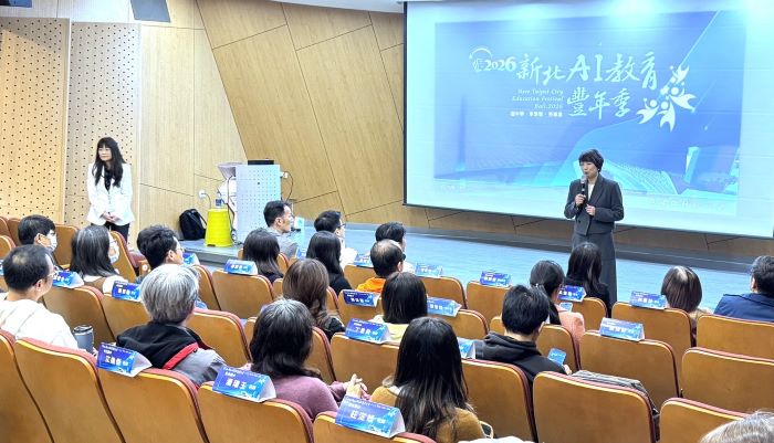 AI × 社區 × 教育 新北引領數位走讀課程新趨勢 6 《圖說》龔雅雯副秘書長為新北AI教育豐年季開場。〈教育局提供〉