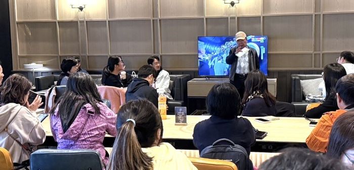 AI × 社區 × 教育 新北引領數位走讀課程新趨勢 8 《圖說》八里文教基金會顧問李文進為所有AI教育豐年季的名師們介紹八里的特色與歷史。〈教育局提供〉