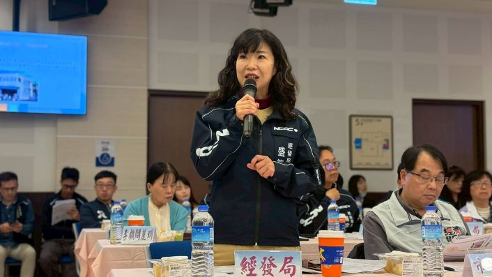 《圖說》經濟發展局長盛筱蓉回應萬里公有零售市場改建議題。〈民政局提供〉