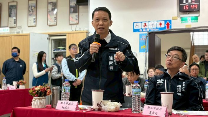 《圖說》財政局長陳榮貴回應里長提案。〈民政局提供〉