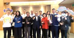 《圖說》侯友宜市長今日於市政會議接受獻獎,肯定新北跨網絡攜手守護孩子復學路全國評比一舉拿下10座大獎、成績蟬聯全國第一,前排左一教育局長張明文。〈教育局提供〉