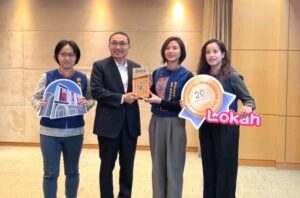 《圖說》新北市泰博館榮獲全國雙料「優等」獎,原民局長林瑋茜〈右二〉偕團隊於市政會議獻獎。〈原民局提供〉〈原民局提供〉