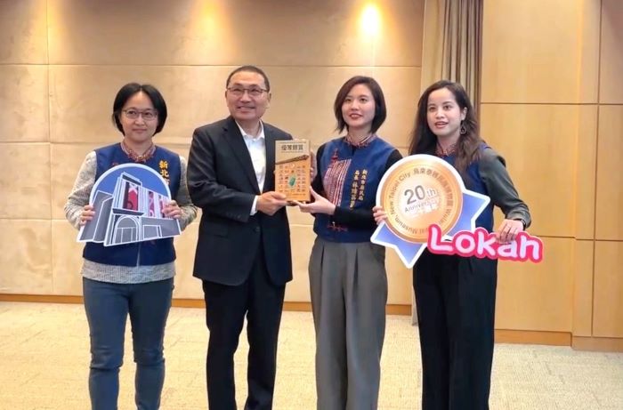 《圖說》新北市泰博館榮獲全國雙料「優等」獎，原民局長林瑋茜〈右二〉偕團隊於市政會議獻獎。〈原民局提供〉〈原民局提供〉