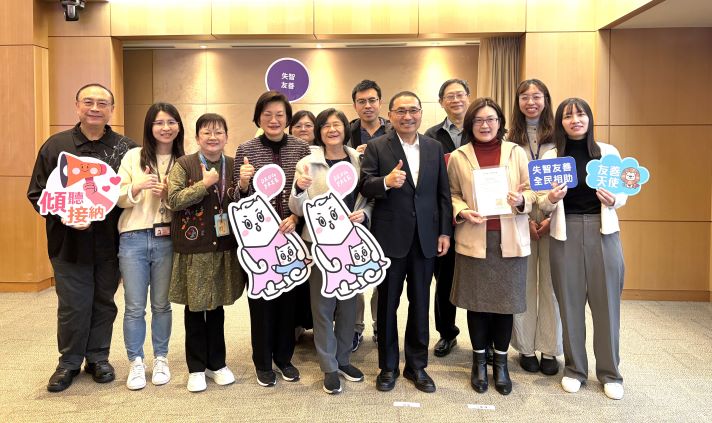 《圖說》新北失智友善與婦女藥癮服務雙獲SNQ標章肯定，市府團隊公私協力，共織健康守護網，衛生局長陳潤秋〈右四〉、長照處長林惠萍〈右二〉、社會局長李美珍〈左四〉於市政會議獻獎。〈衛生局提供〉