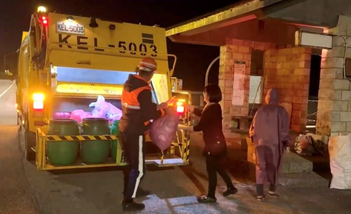 《圖說》為維護市容環境整潔與垃圾清運安全,民眾交付垃圾應確實分類。〈環保局提供〉