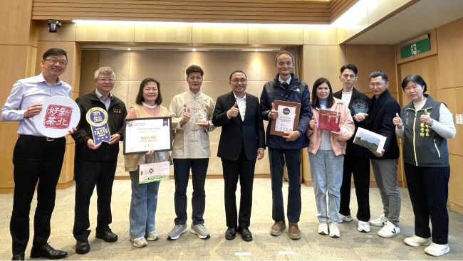 《圖說》新北茶農再創國際評鑑佳績，囊括比利時「頂級美味大獎」、法國「世界茶葉大賽」、英國「美食風味獎」，今日市政會議獻獎，市長侯友宜肯定茶農將新北特色茶香成功推向世界，左一農業局長諶錫輝。〈農業局提供〉