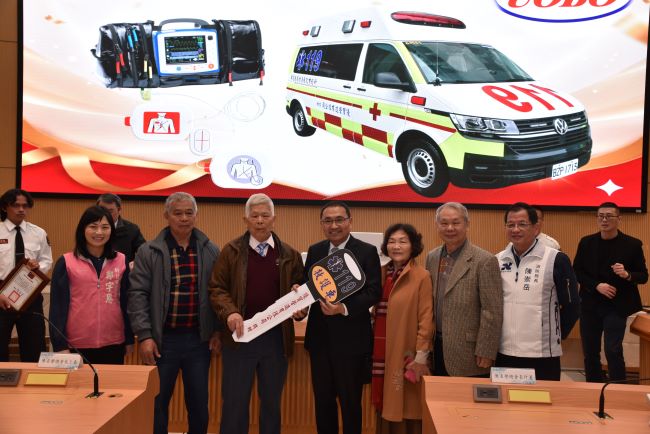 《圖說》優寶營造有限公司捐贈救護車給侯友宜市長，由高富貴董事長代表致贈。〈消防局提供〉