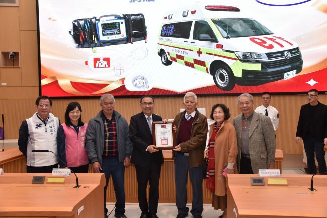 《圖說》侯友宜市長回贈感謝狀予優寶營造有限公司(高富貴董事長代表受贈。〈消防局提供〉