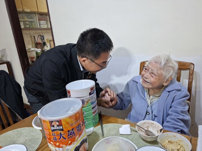 《圖說》102歲的解奶奶年輕時隻身隨軍來臺，歷經動盪歲月，以堅毅與智慧撐起家庭，左為黃信仁處長。〈台北市榮服處提供〉