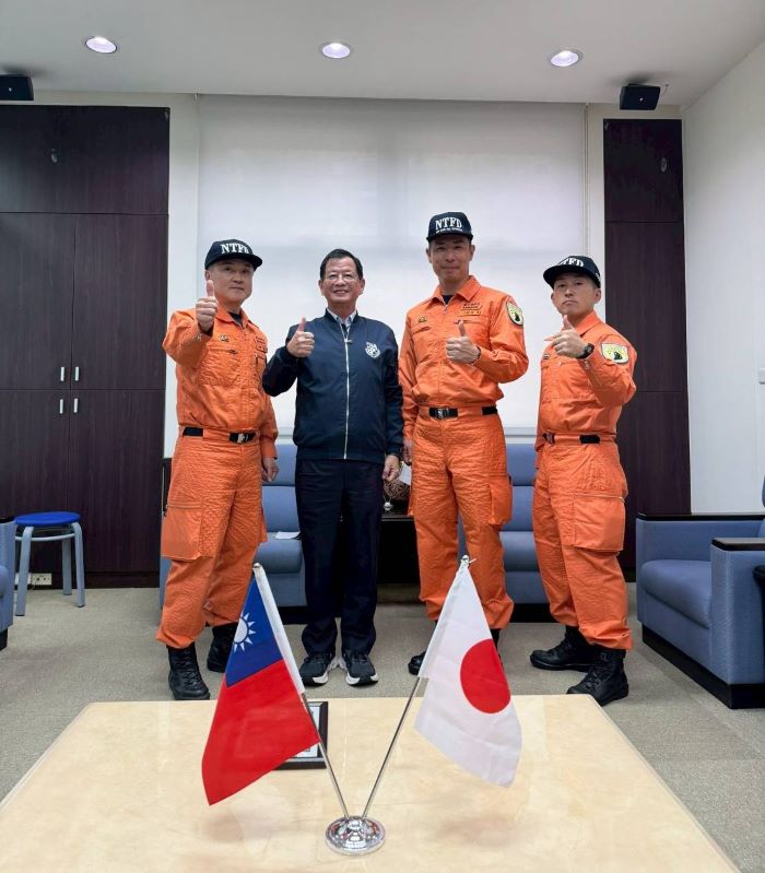 新北消深化國際交流 東京消防廳來臺交流救助技術 4 《圖說》東京消防廳教官〈左起〉木之元謙一郎、新北消防局長陳崇岳、東京消防廳教官:梅澤真一、松本壯史。〈消防局提供〉