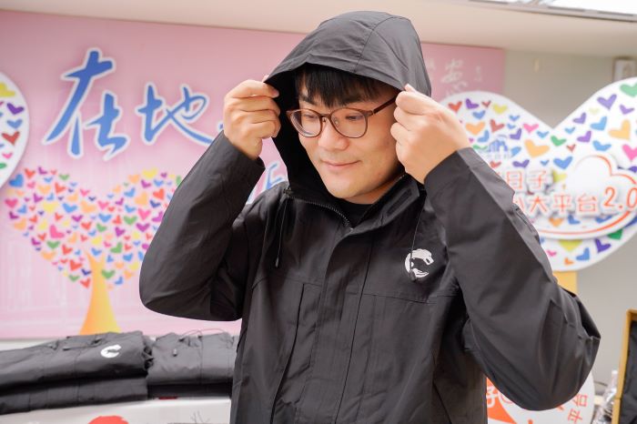 《圖說》鍇睿國際數位捐贈的電競外套設計非常具有現代感,有隱藏式深口袋,防風防雨又保暖,年輕人穿著有活力,長輩穿起來也更帥氣。〈社會局提供〉