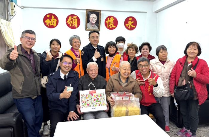 《圖說》新北市榮服處李毓錫副處長(前排坐者右1) 偕同海軍通信系統指揮部指揮官陳玄勳上校(前排坐者左1),關懷慰問「中和新莊」退舍榮民長輩。〈新北榮服處提供〉