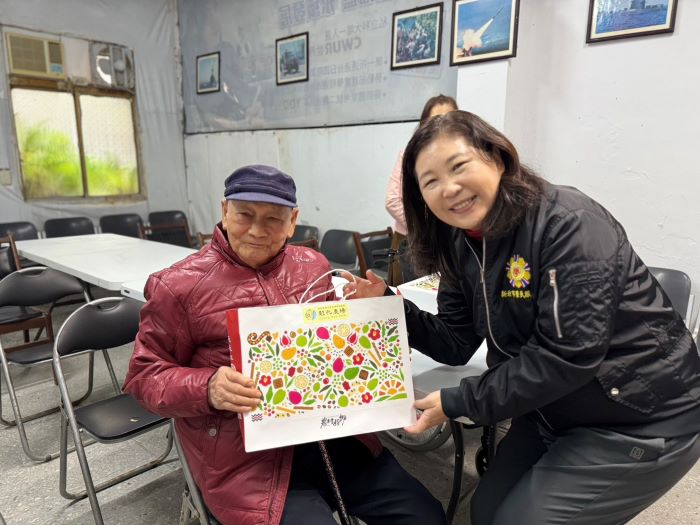 《圖說》吳曉慧總幹事(右) 關懷土城居安一莊退舍長輩,退舍會長曹福田伯伯非常開心,感謝國防部及輔導會的關心與祝福。〈新北榮服處提供〉