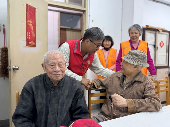 《圖說》李毓錫副處長(中)逐一向榮民前輩致意,並向長輩們拜年,預祝新年快樂。〈新北榮服處提供〉