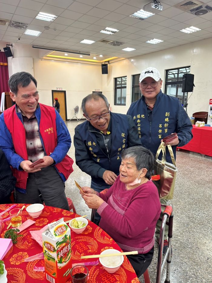 《圖說》歲末送暖圍爐活動致贈每位長者春節禮金。〈中和公所提供〉