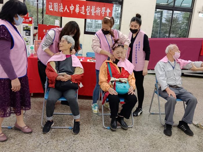 《圖說》歲末送暖圍爐活動志工按摩。〈中和公所提供〉