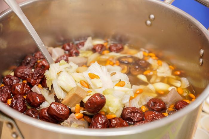 《圖說》捐贈會場用藥膳包加入紅棗、枸杞及高麗菜等燉煮，一時香味四溢。〈社會局提供〉