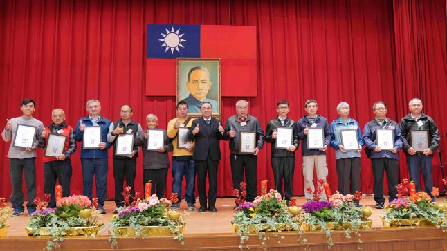 《圖說》新北市農會今日舉行115年農民節慶祝大會，市長侯友宜出席感謝農友辛勞付出及貢獻，並表揚各區及地區農會共50位優秀農事小組長、農業產銷優良農民及有功人員。〈農業局提供〉