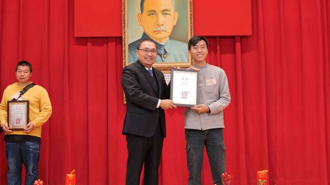 《圖說》青農張哲岳(右)獲頒農業產銷優良農民，透過導入創新體驗思維，設計自主導覽套裝行程，讓農莊環境資源及四季作物都成為賣點。〈農業局提供〉