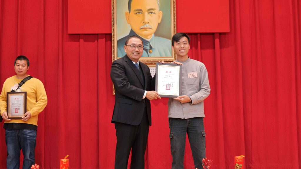 %E9%9D%92%E8%BE%B2%E5%BC%B5%E5%93%B2%E5%B2%B3%E5%8F%B3%E7%8D%B2%E9%A0%92%E8%BE%B2%E6%A5%AD%E7%94%A2%E9%8A%B7%E5%84%AA%E8%89%AF%E8%BE%B2%E6%B0%91%EF%BC%8C%E9%80%8F%E9%81%8E%E5%B0%8E%E5%85%A5%E5%89%B5%E6%96%B0%E9%AB%94%E9%A9%97%E6%80%9D%E7%B6%AD%EF%BC%8C%E8%A8%AD%E8%A8%88%E8%87%AA%E4%B8%BB%E5%B0%8E%E8%A6%BD%E5%A5%97%E8%A3%9D%E8%A1%8C%E7%A8%8B%EF%BC%8C%E8%AE%93%E8%BE%B2%E8%8E%8A%E7%92%B0%E5%A2%83%E8%B3%87%E6%BA%90%E5%8F%8A%E5%9B%9B%E5%AD%A3%E4%BD%9C%E7%89%A9%E9%83%BD%E6%88%90%E7%82%BA%E8%B3%A3%E9%BB%9E