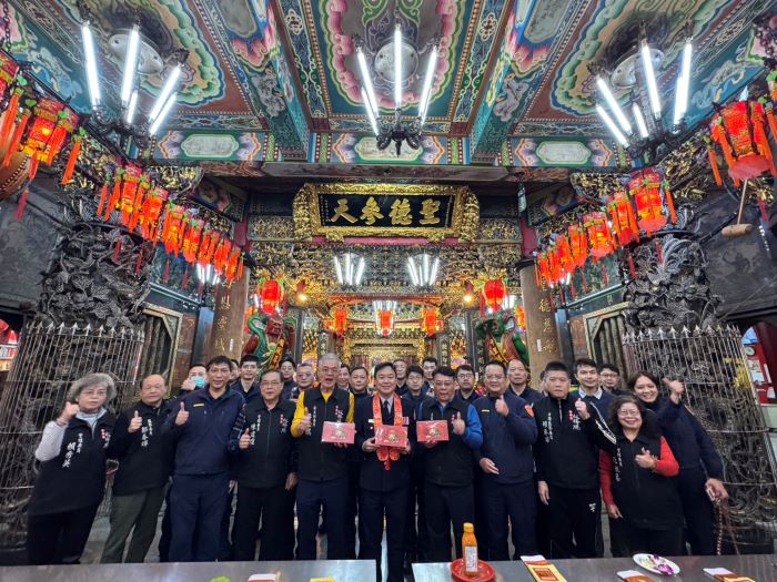 《圖說》板橋分局長彭正中於慈惠宮參拜，誠心祝禱治安穩定、民眾生活平安順遂。〈板橋分局提供〉