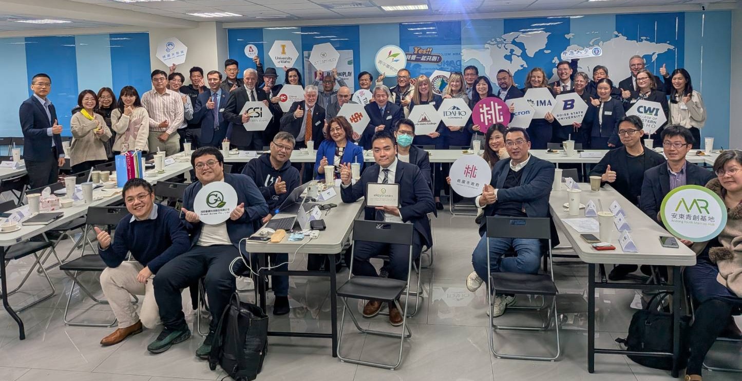 圖說：美國愛達荷訪問團、桃園市青年局侯佳齡局長、新創基地夥伴及團隊合影。業者提供