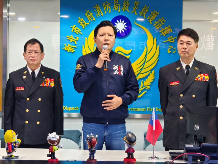 《圖說》朱惕之副市長春節慰問，感謝各級消防幹部及同仁辛勞付出。〈消防局提供〉