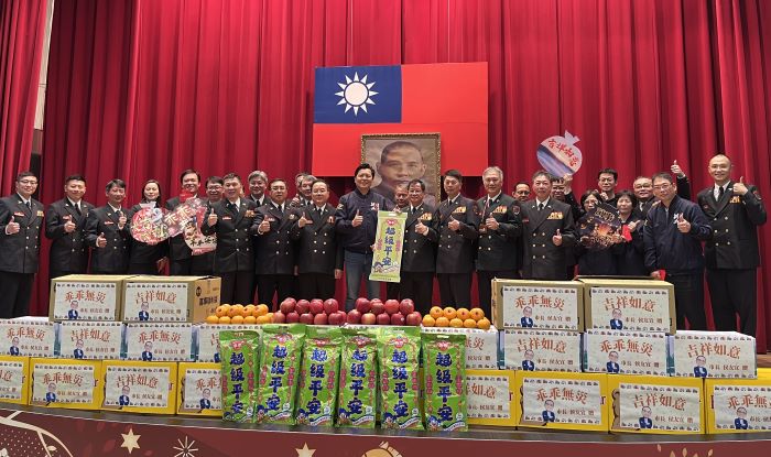 《圖說》朱惕之副市長春節慰問新北市政府消防局合照。〈消防局提供〉