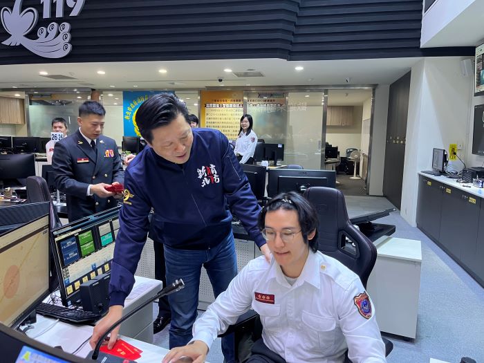 《圖說》朱惕之副市長慰問救災救護指揮中心值勤員。〈消防局提供〉