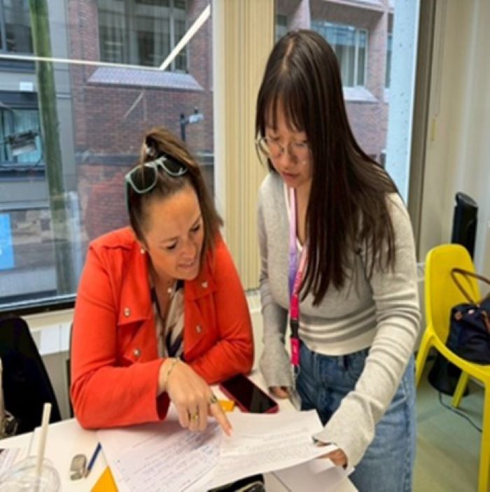 《圖說》應用外語系黃羽慈同學於海外實習期間協助課堂教學，支援教師課程設計與教學活動，展現專業學習態度與語言實務能力。〈龍華科大提供〉