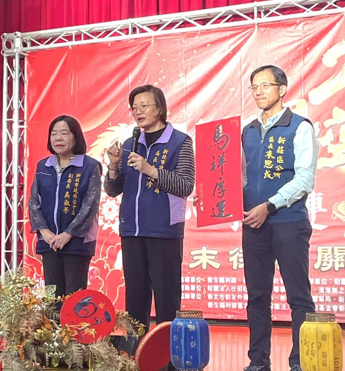 《圖說》新北市社會局長李美珍（中）、副局長吳淑芳（左）和新莊區長朱思戎（右）等到場鼓勵關懷街友。〈社會局提供〉