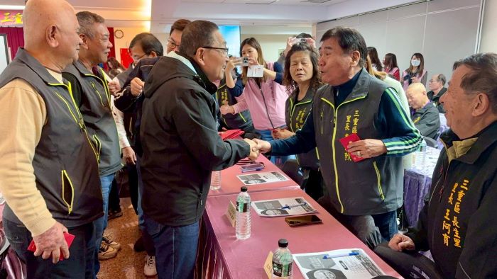 《圖說》市長侯友宜逐一向里長握手致意，致贈新春福袋予滿滿祝福。〈民政局提供〉