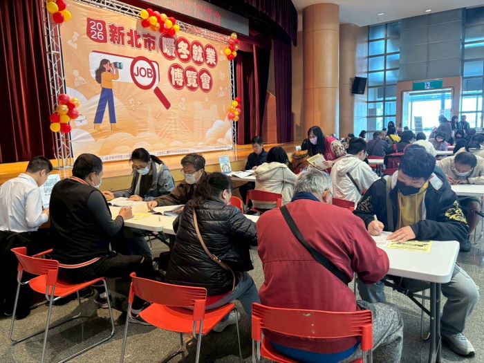 《圖說》新北就業服務處暖冬就業博覽會履歷填寫區座無虛席。〈勞工局提供〉