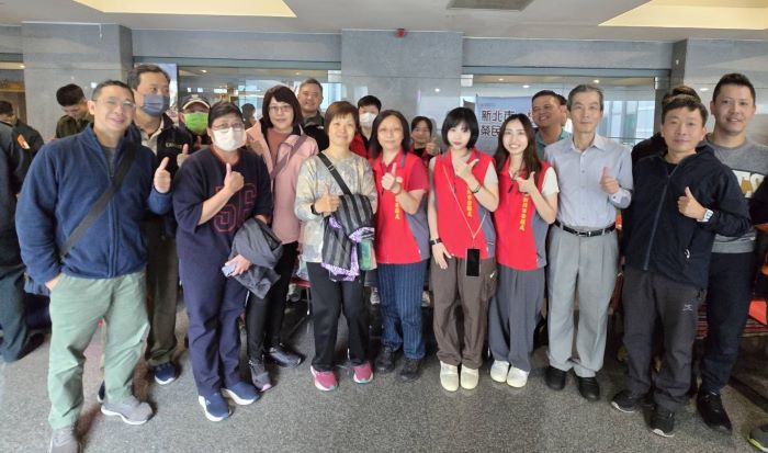 《圖說》新北市榮服處服務組組長王玟琳（中）到場鼓勵同仁，並與工作人員及求職退伍官兵合影。〈新北榮服處提供〉