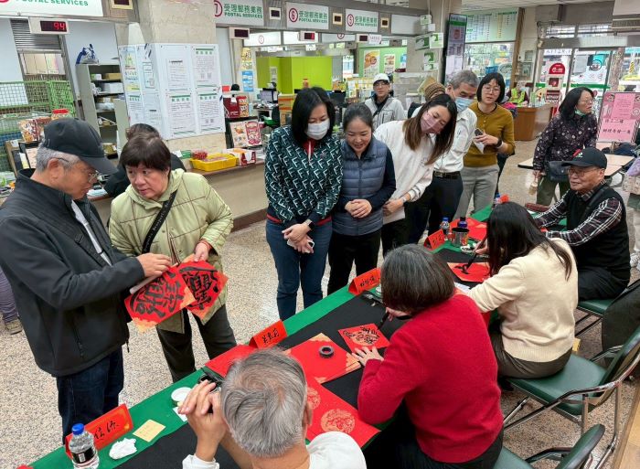 迎接嶄新一年 板橋郵局新春揮毫贈春聯 4 《圖說》板橋郵局新春揮毫贈春聯活動民眾踴躍索取。〈板橋郵局提供〉