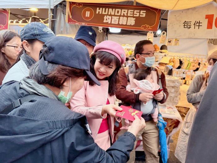 《圖說》經發局長盛筱蓉與現場民眾一起迎接新年，並發放新北市「馬祥厚運」的福袋予民眾。〈經發局提供〉