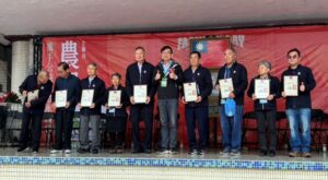 《圖說》土城區農會歡慶農民節,農業局長諶錫輝(中)表揚傑出農事小組長、優良農民及有功人員,鼓勵農友持續耕耘與累積農業實力。〈農業局提供〉