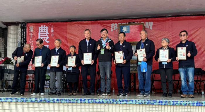《圖說》土城區農會歡慶農民節，農業局長諶錫輝(中)表揚傑出農事小組長、優良農民及有功人員，鼓勵農友持續耕耘與累積農業實力。〈農業局提供〉