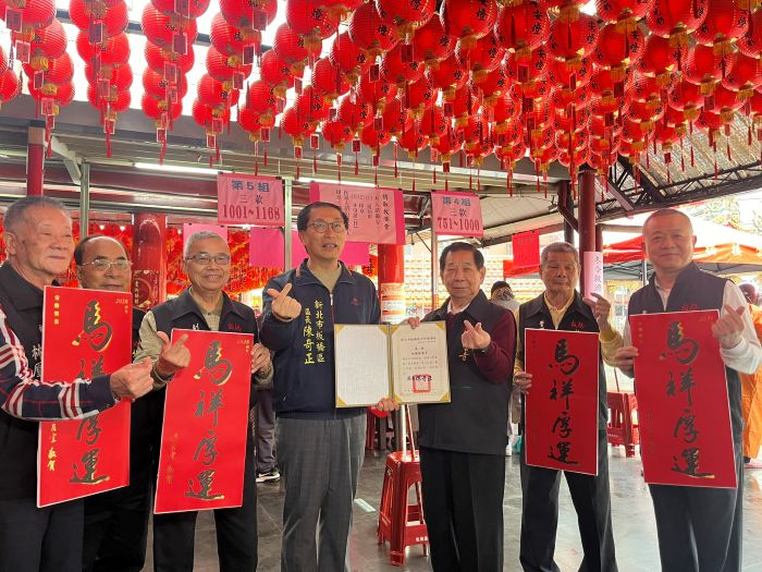 《圖說》陳奇正區長(左4)致贈感謝狀予接雲寺,並宣傳市長馬祥厚運春聯。〈板橋公所提供〉