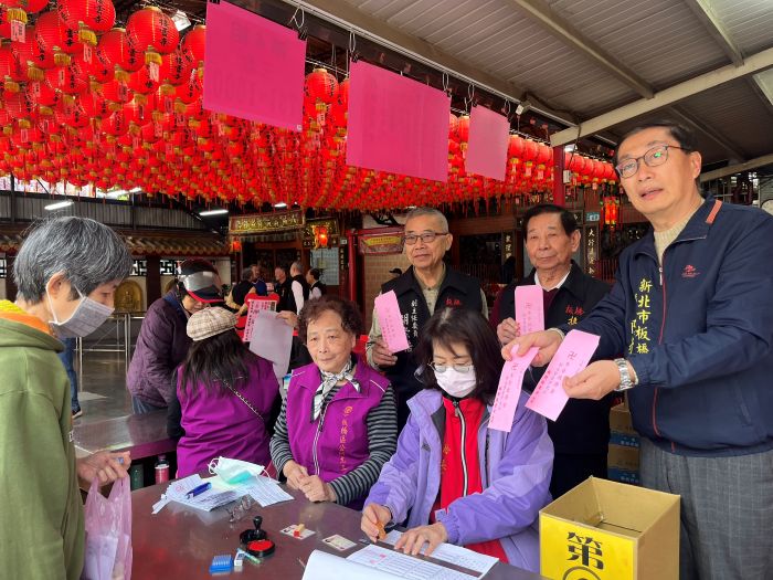 《圖說》接雲寺發放冬令救濟金。〈板橋公所提供〉