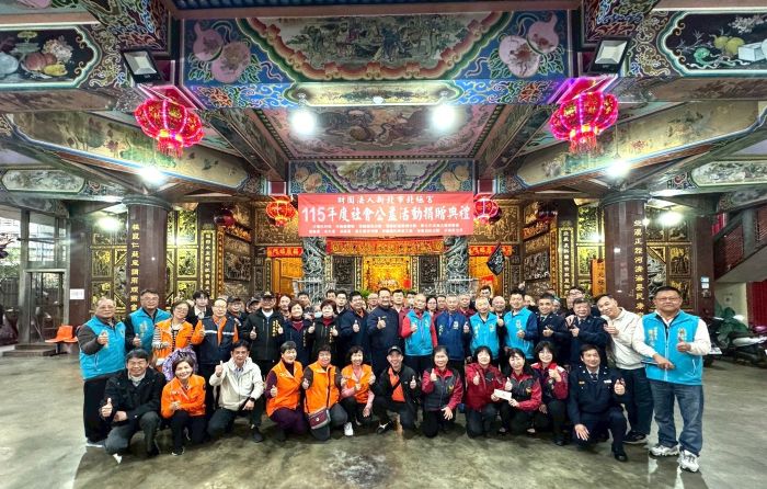 《圖說》板橋分局、北極宮「寒冬送暖－警民同心」公益活動合影。〈板橋分局提供〉